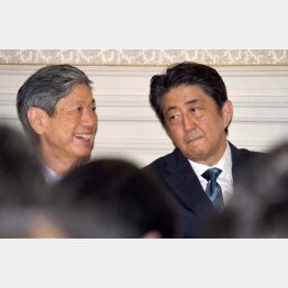 自民党両院議員で話し込む安倍元首相（右）と高村正彦氏（Ｃ）日刊ゲンダイ