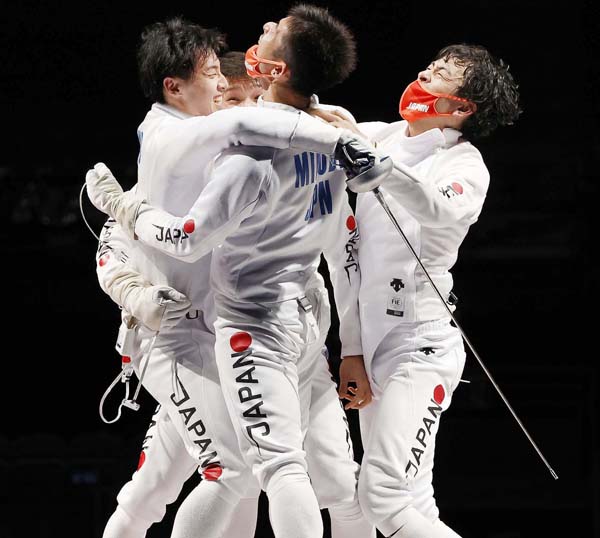 東京五輪の団体エペで日本初の金メダルを獲得（Ｃ）共同通信社