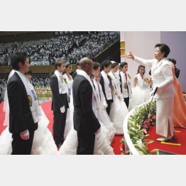 合同結婚式の様子（右は聖水を振る韓鶴子総裁）／（Ｃ）ロイター