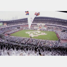 1995年、旧統一教会の合同結婚式に参加した約3万6000組のカップルで埋まった会場のオリンピックスタジアム＝韓国・ソウル（Ｃ）共同通信社