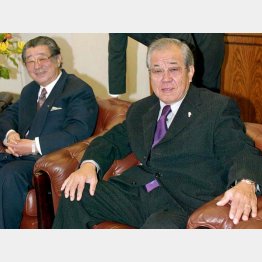 シダックスの志太勤社長（左）と野村克也監督（2003年当時）／（Ｃ）日刊ゲンダイ