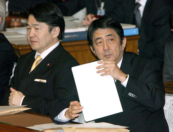 竹中平蔵氏（左）と安倍官房長官（2006年当時）／（Ｃ）日刊ゲンダイ