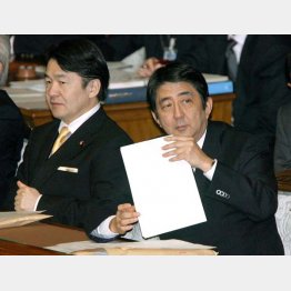 竹中平蔵氏（左）と安倍官房長官（2006年当時）／（Ｃ）日刊ゲンダイ