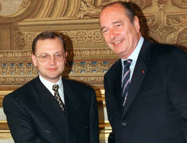 1998年、35歳で首相になったセルゲイ・キリエンコ氏（右は当時のシラク仏大統領）／（Ｃ）ロイター