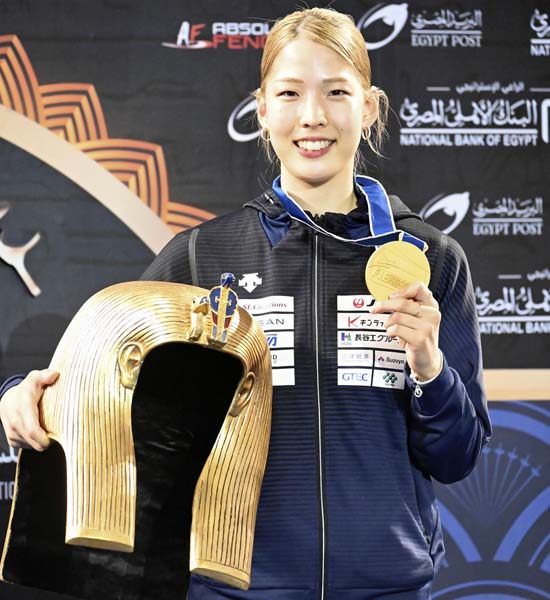 女子サーブル個人で優勝し、金メダルを手に笑顔の江村美咲（Ｃ）共同通信社