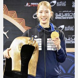 女子サーブル個人で優勝し、金メダルを手に笑顔の江村美咲（Ｃ）共同通信社