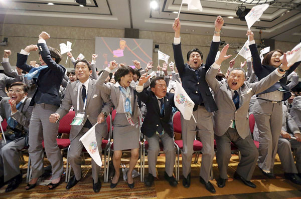 外相時代の岸田首相（左2）もIOC総会に出席（Ｃ）ロイター＝共同