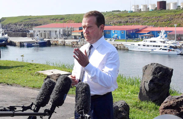 2019年、首相として択捉島に上陸するメドベージェフ前大統領（Ｃ）タス＝共同