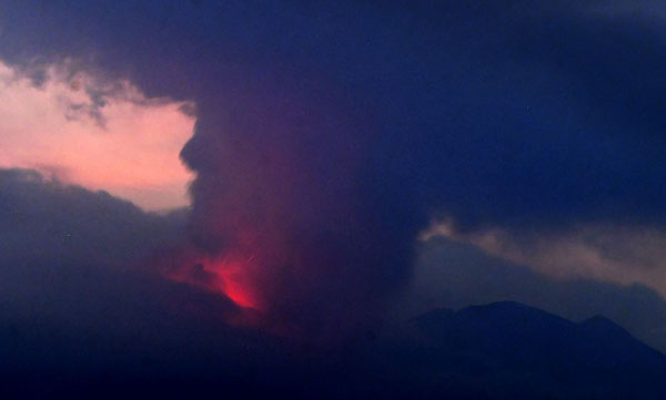 噴火した桜島（24日20時5分ごろ＝無人定点カメラで撮影）／（Ｃ）共同通信社