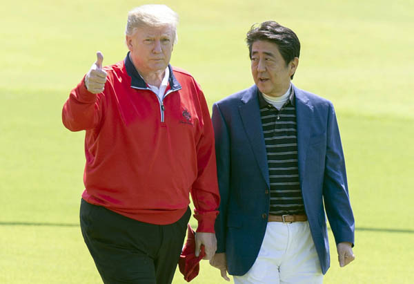 ゴルフで遊んで親密さを売りにしていたのに…（安倍元首相とトランプ前米大統領）／（Ｃ）ＪＭＰＡ