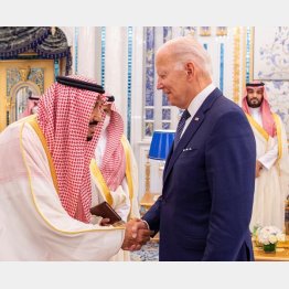 サウジアラビア王国を訪問したバイデン米大統領を歓迎するサルマーン・ビン・アブドゥルアズィーズ国王（Ｃ）ロイター／Bandar Algaloud／Courtesy of Saudi Royal Court