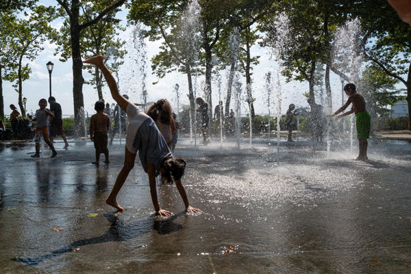 米ニューヨーク・マンハッタンの公園にある噴水で涼む子どもたち（Ｃ）ゲッティ＝共同