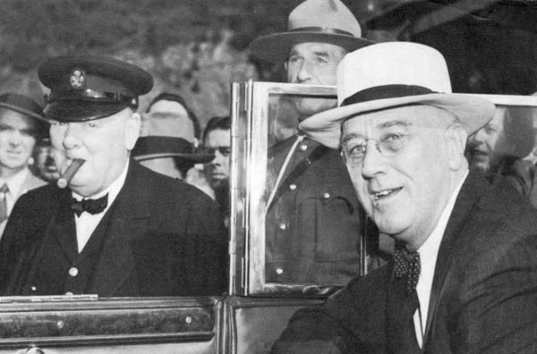 ルーズベルト米大統領（右）とチャーチル英首相（Ｃ）World History Archive／ニューズコム／共同通信イメージズ