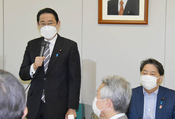 宏池会の会合で話す岸田首相（左）／（Ｃ）日刊ゲンダイ
