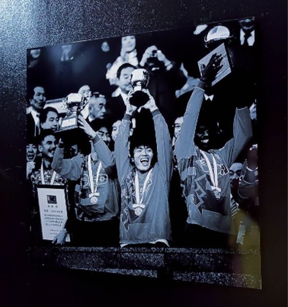 オフィスには名良橋と中田のゴールで勝ち取った1995年アジアカップウイナーズの写真が（写真）佐々木裕介