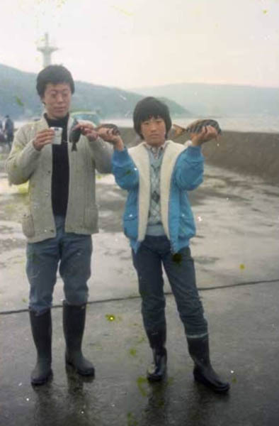 9歳の大鶴義丹（右）と（提供写真）