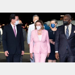 昨2日夜、台北・松山空港に到着した米下院議長のナンシー・ペロシ氏（央）　（Ｃ）ロイター／台湾外交部（外務省）