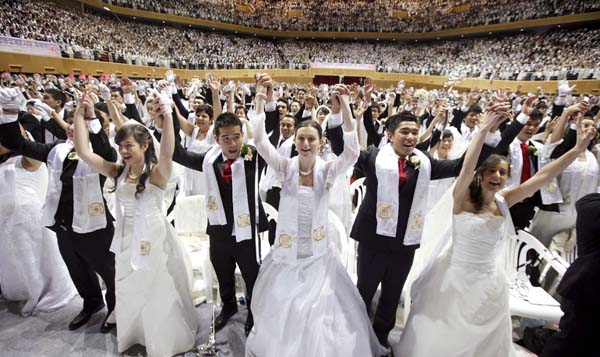 日本の信者は女性ばかり。「ここで決断しないと悪いことが起きる」と…（写真は、旧統一教会の合同結婚式）／（Ｃ）ロイター
