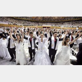 日本の信者は女性ばかり。「ここで決断しないと悪いことが起きる」と…（写真は、旧統一教会の合同結婚式）／（Ｃ）ロイター