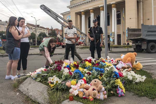 多くの人が4歳女児の死を悼んだ（Ｃ）Maxym Marusenko／NurPhoto／共同通信イメージズ