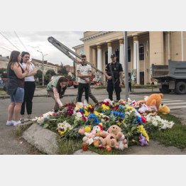 多くの人が4歳女児の死を悼んだ（Ｃ）Maxym Marusenko／NurPhoto／共同通信イメージズ
