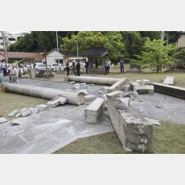 石川・珠洲震度６弱で倒壊した鳥居（Ｃ）共同通信社