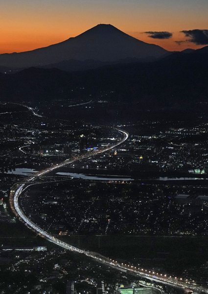 渋滞の車列と富士山（Ｃ）共同通信社