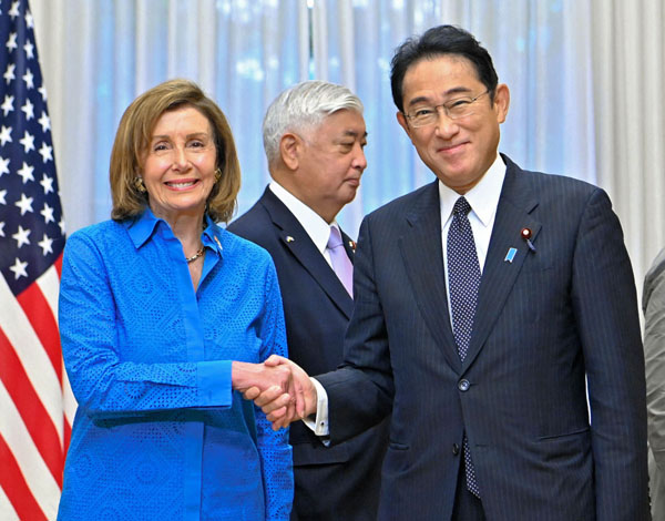ペロシ議長（左）と満面の笑みで握手（代表撮影）