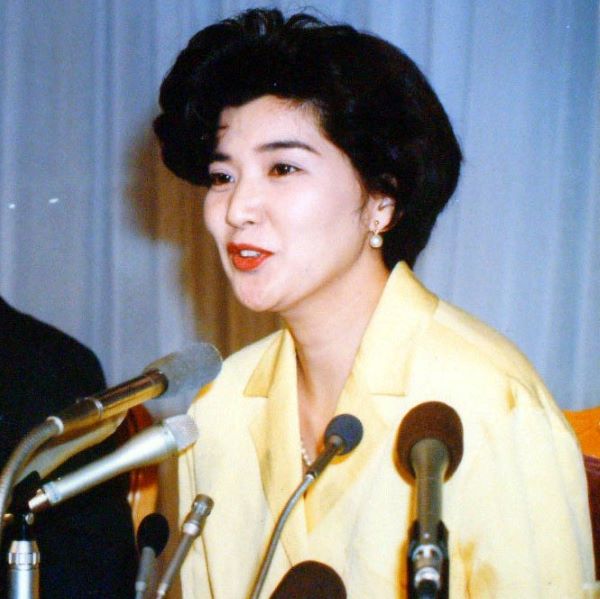 1992年7月、結婚相手の東伸行氏と会見する桜田淳子（Ｃ）日刊ゲンダイ