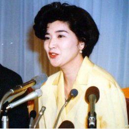 1992年7月、結婚相手の東伸行氏と会見する桜田淳子（Ｃ）日刊ゲンダイ