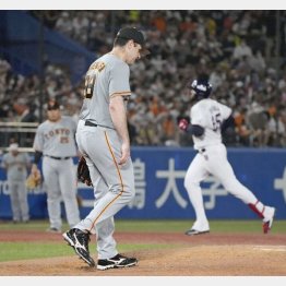 サンタナ（右）に逆転満塁本塁打を浴びた巨人先発のシューメーカー（Ｃ）共同通信社