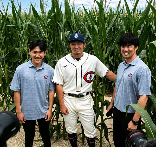 映画映画「フィールド・オブ・ドリームス」のロケ地のトウモロコシ畑で記念撮影する鈴木（Ｃ）ロイター／USA TODAY Sports