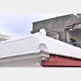 沖縄の白瓦屋根