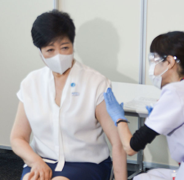 4回目のワクチン接種を受ける東京都の小池百合子知事（Ｃ）共同通信社