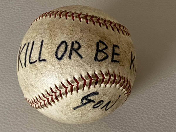 開幕時に渡された「KILL OR KILLED」と書かれたボール（提供写真）