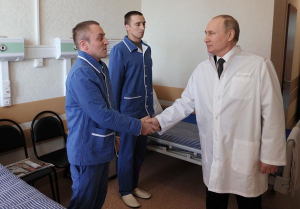 茶番を性懲りもなく続ける（ロシアのプーチン大統領、5月25日）　（Ｃ）ロイター／Sputnik
