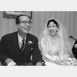 1957年7月、19歳年上の谷口千吉監督と結婚（Ｃ）共同通信社