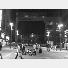 “トー横広場”。正面奥に工事中の「東急歌舞伎町タワー」が見える（提供写真）
