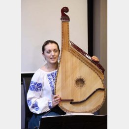 ウクライナの民族楽器バンドゥーラ奏者として来日したカテリーナさん（Ｃ）日刊ゲンダイ
