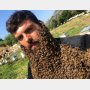 【閲覧注意】養蜂家の男性のひげに数百匹のミツバチ「私は刺されません」