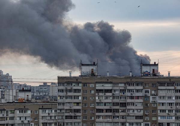 ロシアの空爆を受けるウクライナ首都キーウ（Ｃ）ロイター
