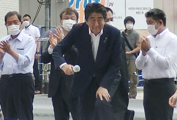 7月8日、奈良市で街頭演説に臨む安倍元首相。後方では山上徹也容疑者（右2）が、みつめていた…（Ｃ）共同通信社