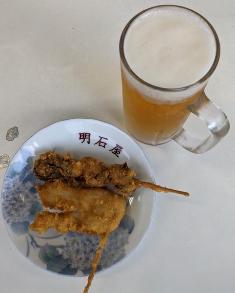 「明石家」のタコとイカの天ぷらを肴にカンパイ！（Ｃ）日刊ゲンダイ
