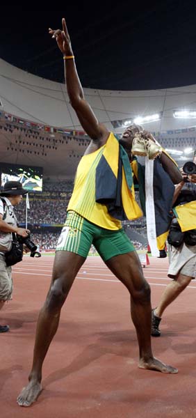 2008年、北京五輪で「勝利のポーズ」をするウサイン・ボルト（Ｃ）日刊ゲンダイ