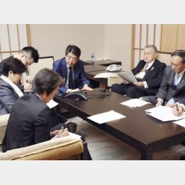 元首相の名前も…（東京五輪についてバッハIOC会長と電話会談＝内閣広報室提供、当時）／（Ｃ）日刊ゲンダイ