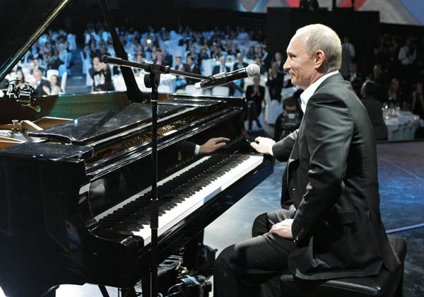 慈善コンサートではピアノを演奏したロシアのプーチン大統領（Ｃ）ロイター