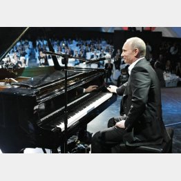 慈善コンサートではピアノを演奏したロシアのプーチン大統領（Ｃ）ロイター