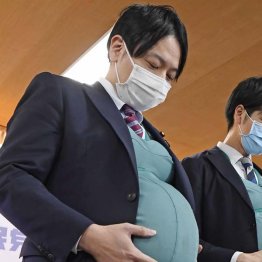 地元よりも、青年局長として全国飛び回るのが好き（「妊婦体験」をする小倉将信青年局長＝2021年）／（Ｃ）共同通信社