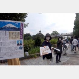 今年2022年8月15日、靖国神社前で「顕正新聞」を配る信者たち（撮影）藤倉善郎