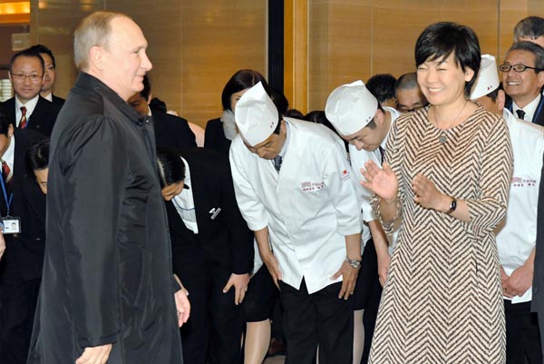 高級旅館で、ロシアのプーチン大統領を安倍昭惠夫人らが見送り（代表撮影）